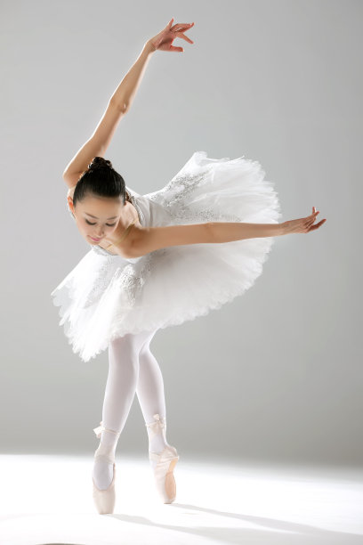 青年女人跳芭蕾图片下载