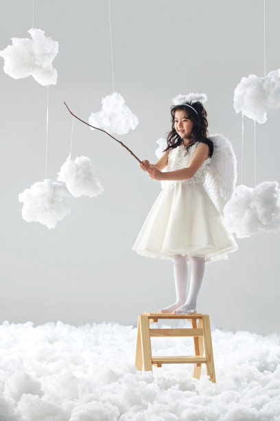 站着梯子上的快乐小女孩图片下载