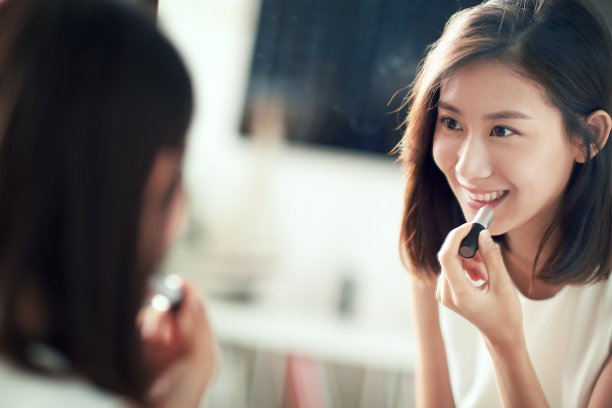 年轻美女化妆图片下载