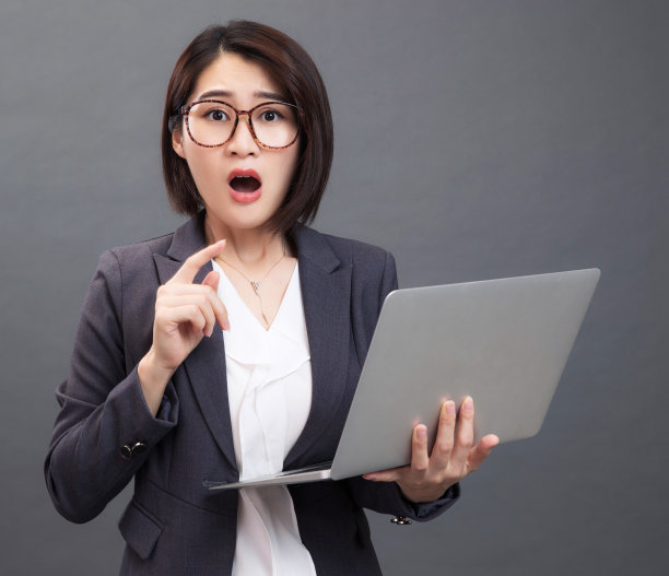 惊讶的青年女人图片下载