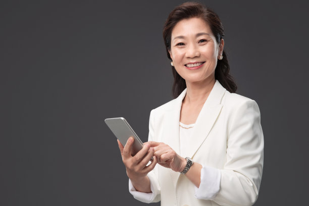 拿着手机的商务成熟女士图片下载