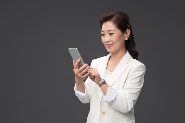 使用手机的优雅商务女士图片下载