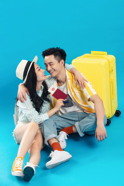 旅行中坐在地上休息的亲密情侣图片下载