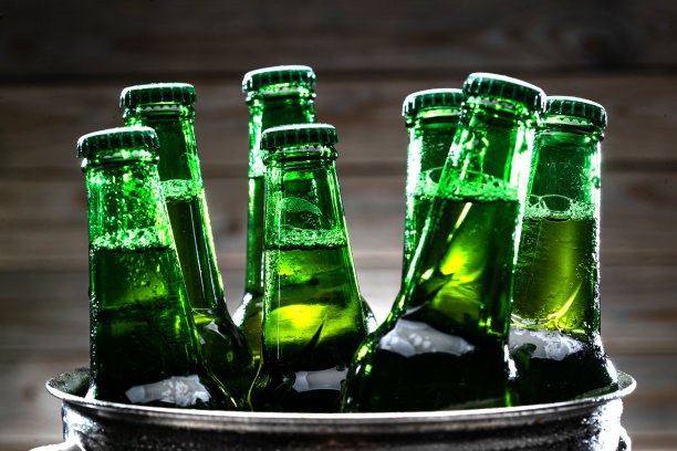 桶里的瓶装啤酒图片下载