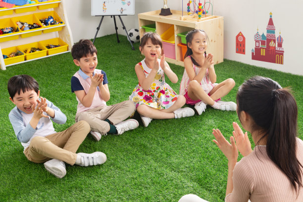 幼儿园老师和小朋友们图片下载