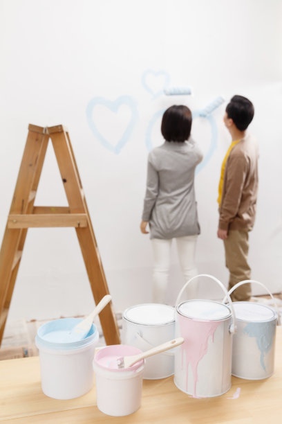 年轻夫妇装修房子图片下载