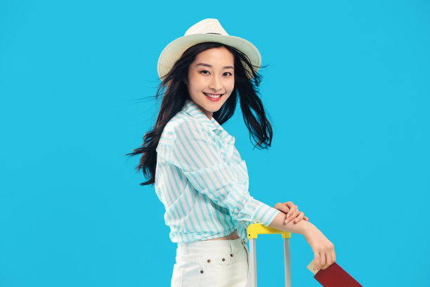 拿着护照的青年女人图片下载