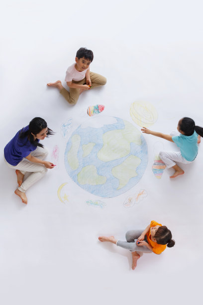 幼儿园老师带着小朋友们画画图片下载