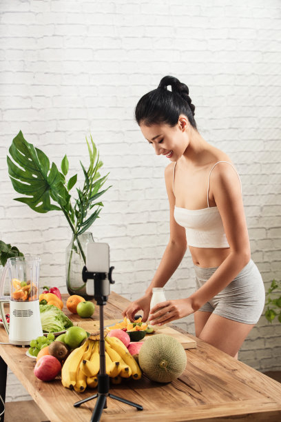 青年女人在线直播切水果图片下载