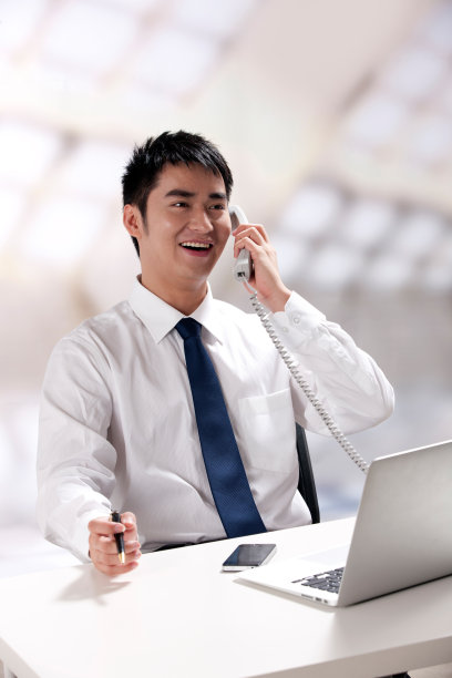 青年商务男士在办公室里打电话图片下载