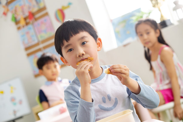 幼儿园小朋友用餐图片下载