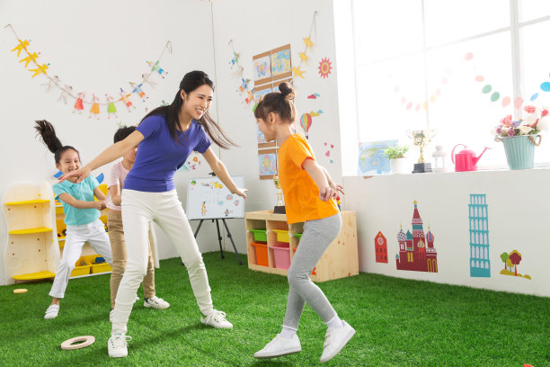 幼儿园老师和小朋友们玩耍图片下载