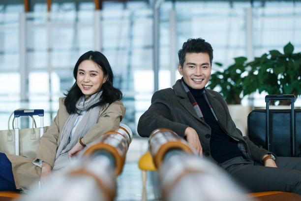 商务男女在候机大厅图片下载