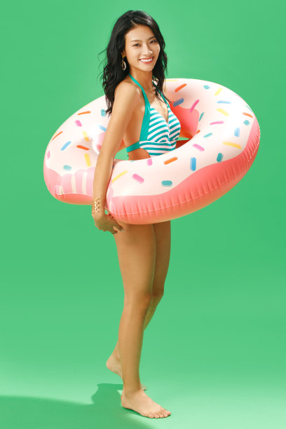 快乐的比基尼美女套着游泳圈图片下载