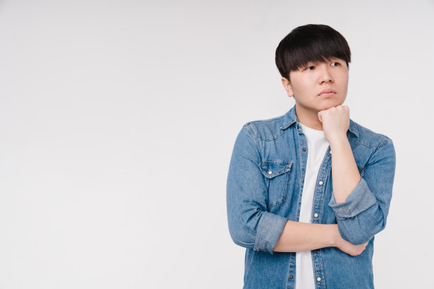 生气，伤心，生气，厌倦，疲惫，疲惫，年轻的亚洲韩国男人，学生男孩吹他的嘴唇孤立在白色的背景图片下载