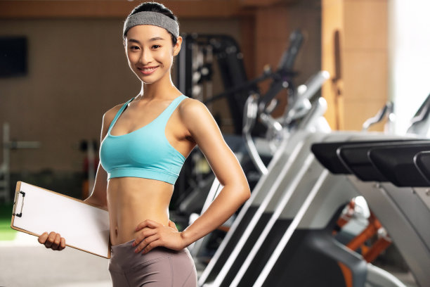 青年女人在健身房图片下载