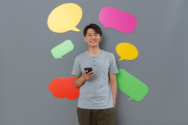 拿手机发短信的青年男士图片下载