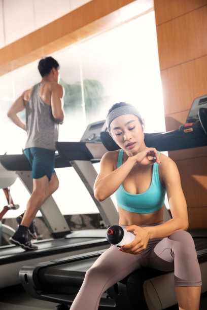 青年人在健身房里健身图片下载