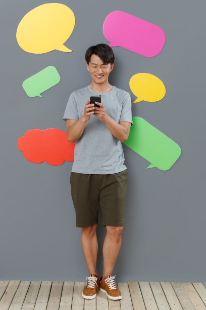 拿手机发短信的青年男士图片下载