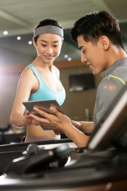 健身教练指导青年女人健身图片下载