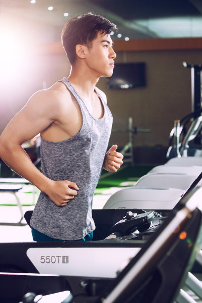 青年男人在健身房健身图片下载