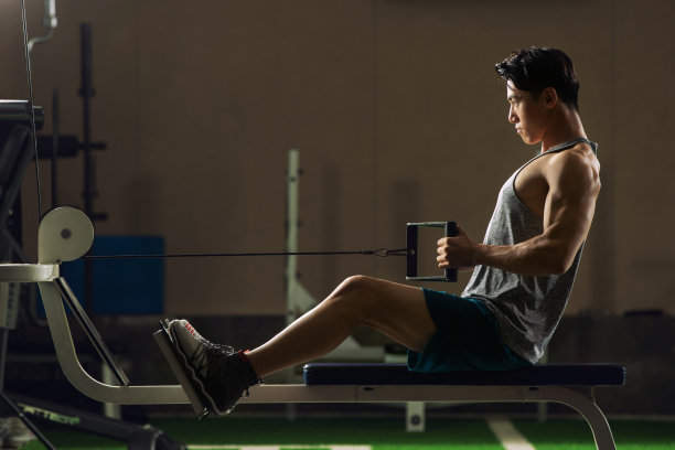 青年男人在健身房健身图片下载