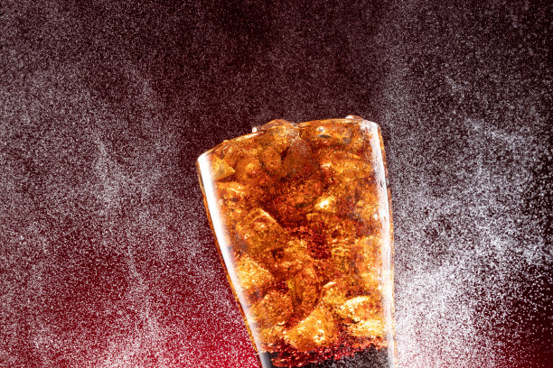 装满冰块的杯装可乐图片下载