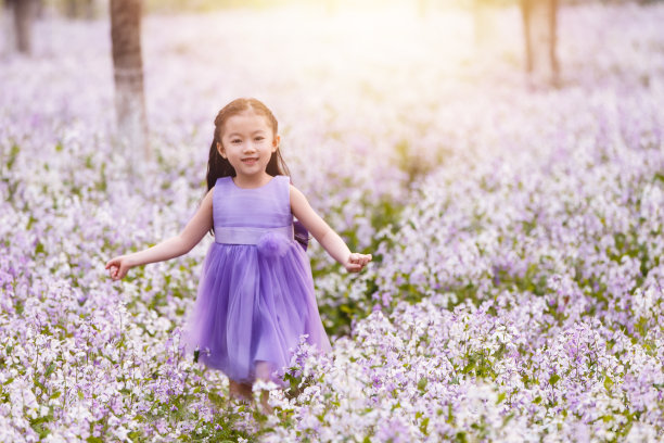可爱的小女孩在户外图片下载