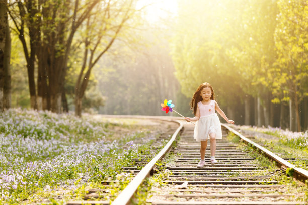 可爱的小女孩在户外图片下载