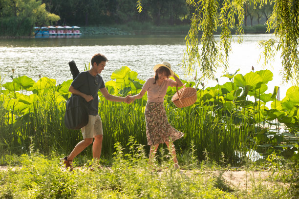 手牵手郊游的幸福情侣图片下载