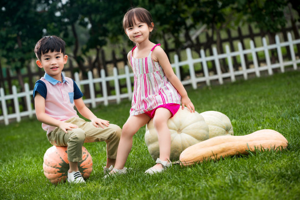 东方儿童玩耍图片下载