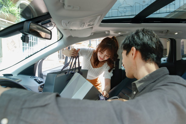 开车购物的幸福情侣图片下载