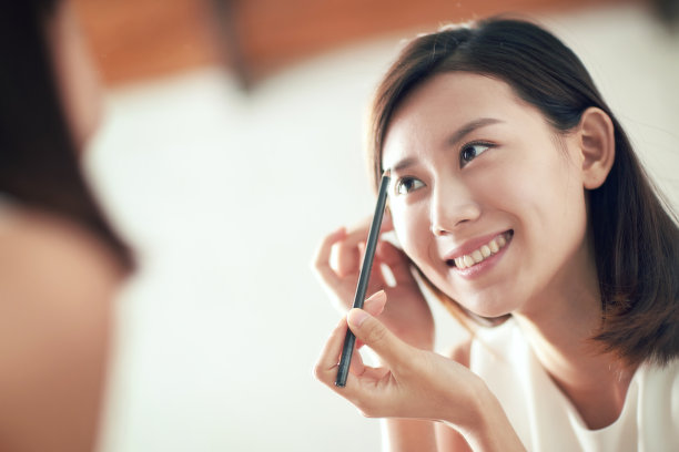 年轻美女化妆图片下载