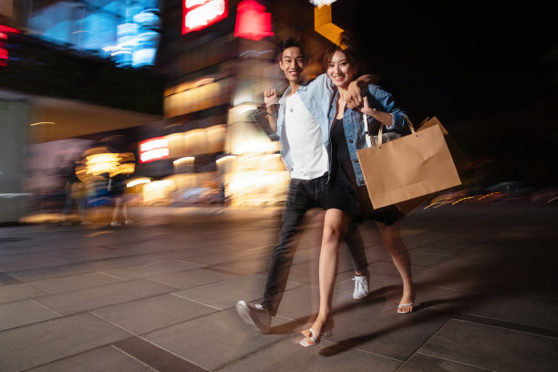 夜晚逛街的快乐情侣图片下载