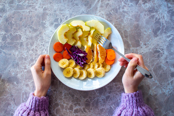 女人吃健康的水果。图片下载