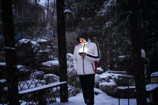 男孩在院子里玩手机图片下载