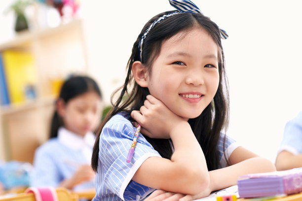 小学女生在教室里素材图片