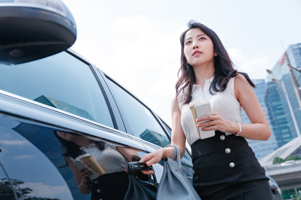 准备打开车门的商务女性图片下载