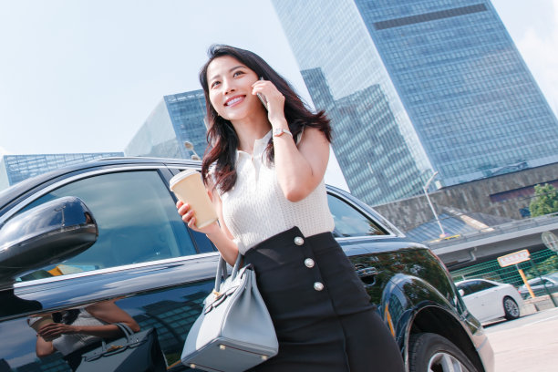 打电话的漂亮商务女性图片下载