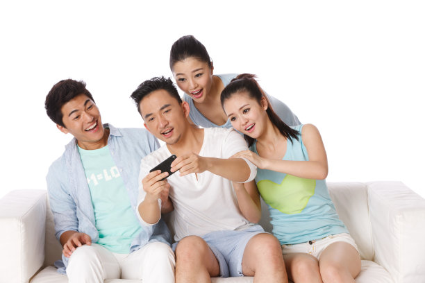 时尚活力的年轻人看手机图片下载