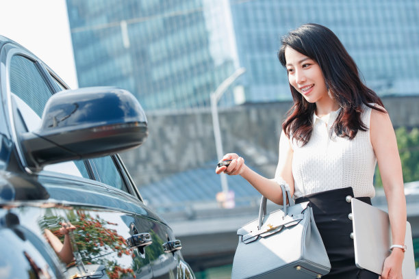 拿车钥匙遥控汽车的都市商务女性图片下载