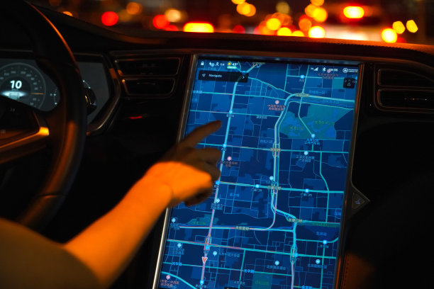 汽车驾驶时设定导航目的地图片下载