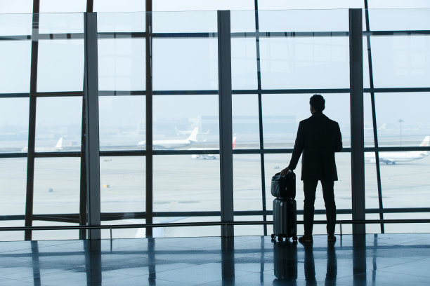 商务男士在机场图片下载