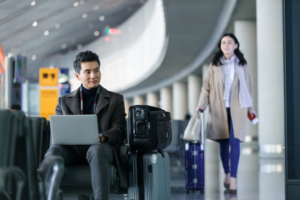 商务人士在候机大厅图片下载