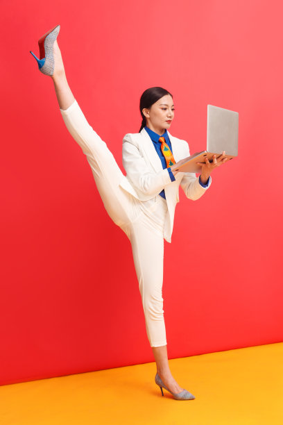 青年商务女人用笔记本电脑图片下载