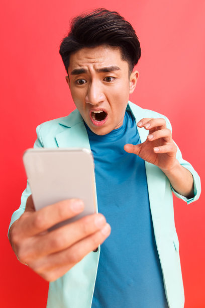 青年男人看手机图片下载