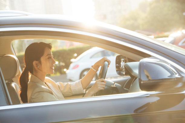 开车的漂亮年轻女子图片下载
