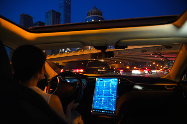 夜晚开车的青年女人图片下载