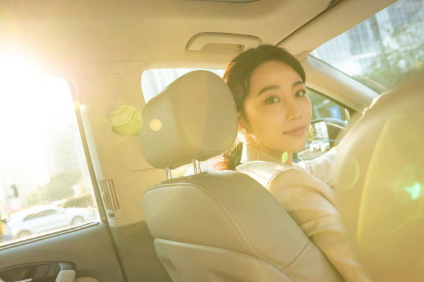 开车的漂亮年轻女人图片下载