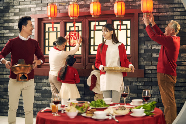 快乐家庭准备年夜饭图片下载